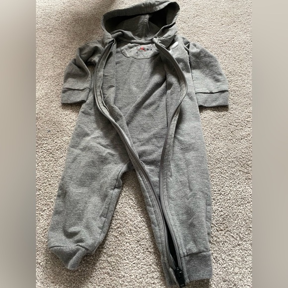 Jordan baby zip up onesie size 12 months - Picture 2 of 4
